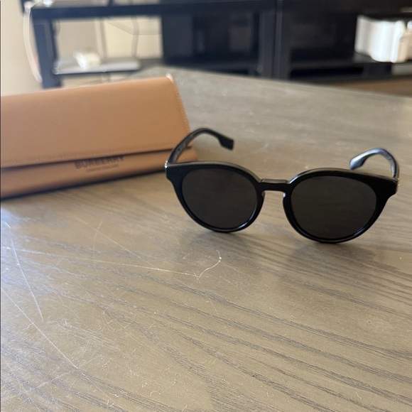 Burberry Black Sunglasses with Tan Case - Picture 1 of 5
